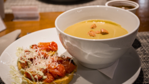 Sopa de lentilha rosa funcional é a escolha perfeita para aquecer as noites frias