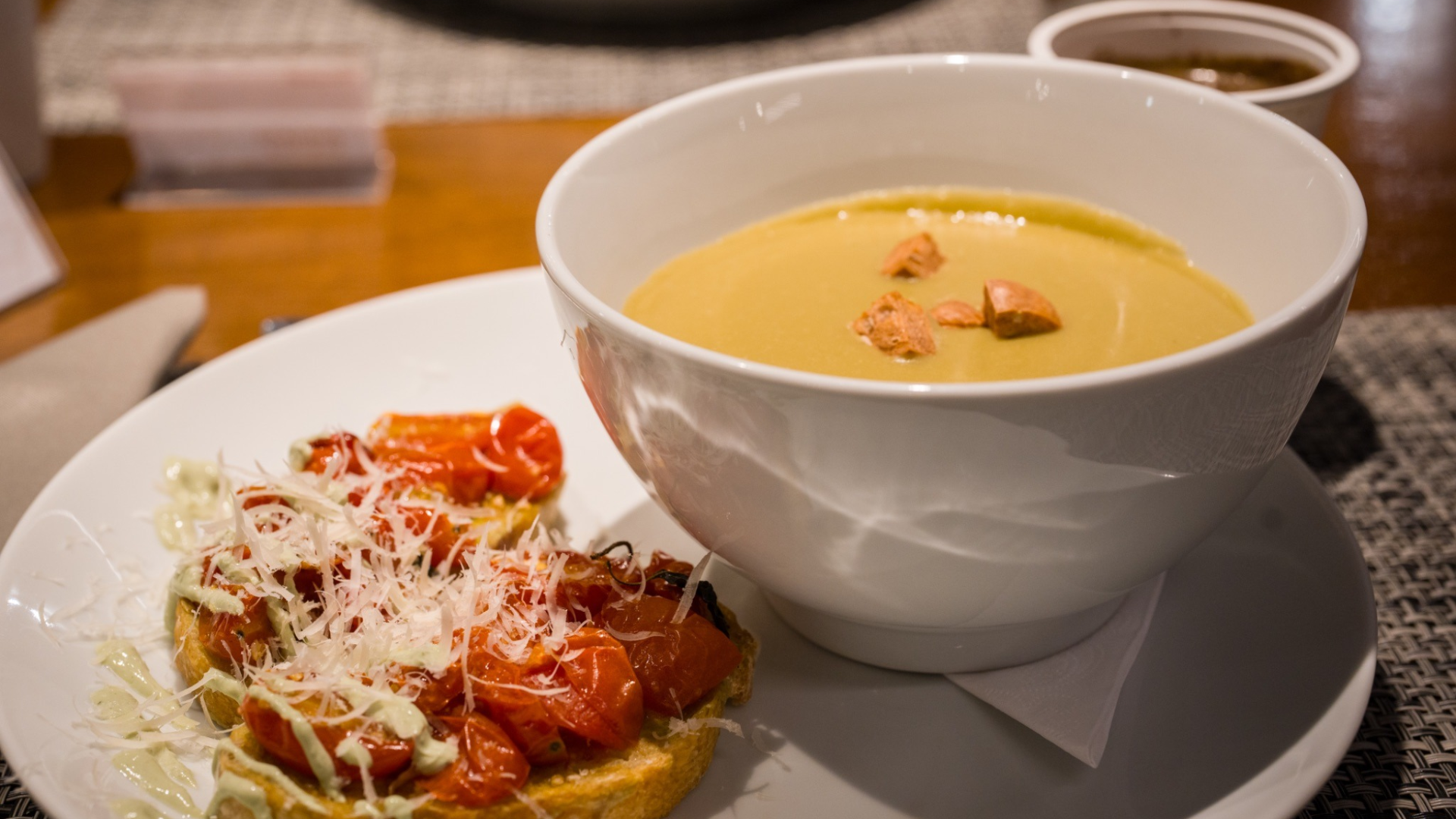 Sopa de lentilha rosa funcional é a escolha perfeita para aquecer as noites frias