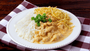 Strogonoff de frango clássico vira a receita favorita para quem busca um jantar rápido e barato