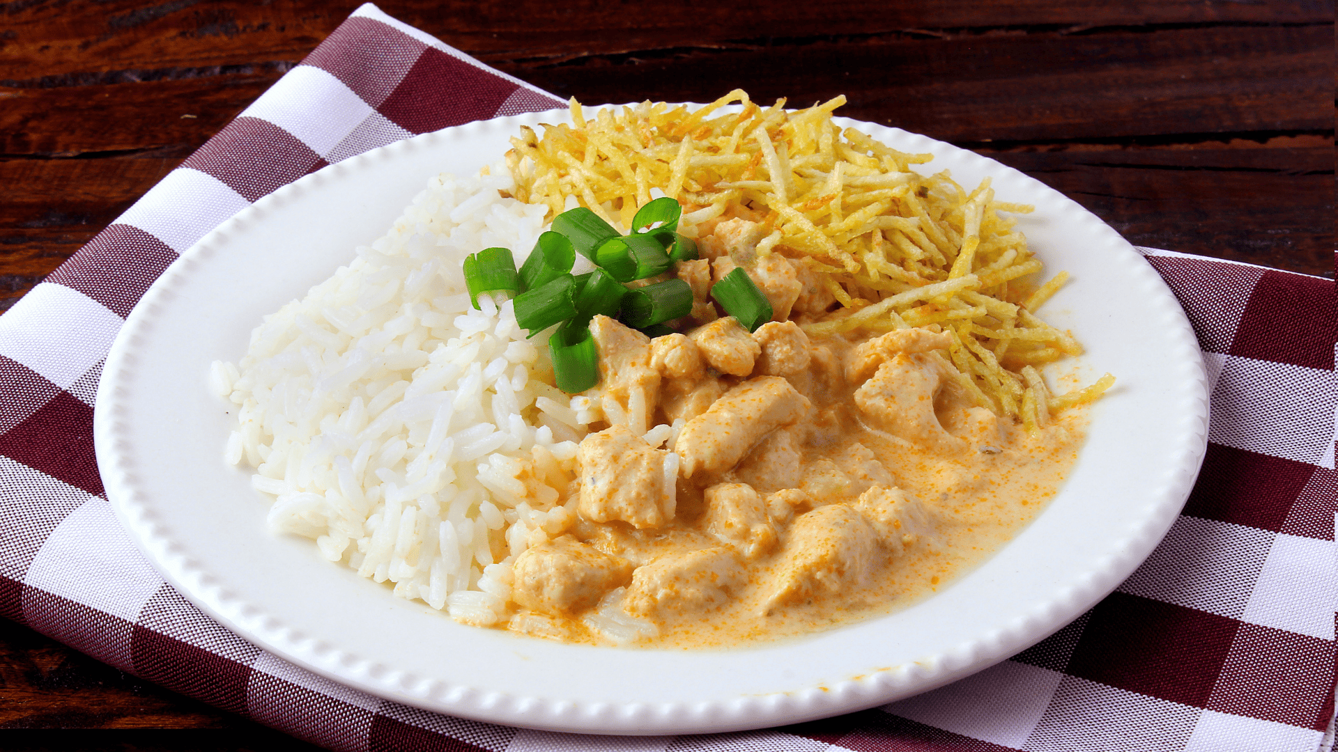 Strogonoff de frango clássico vira a receita favorita para quem busca um jantar rápido e barato
