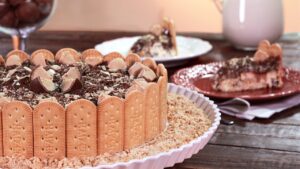 Como fazer torta Charlotte com biscoito (sem precisar ligar o forno)