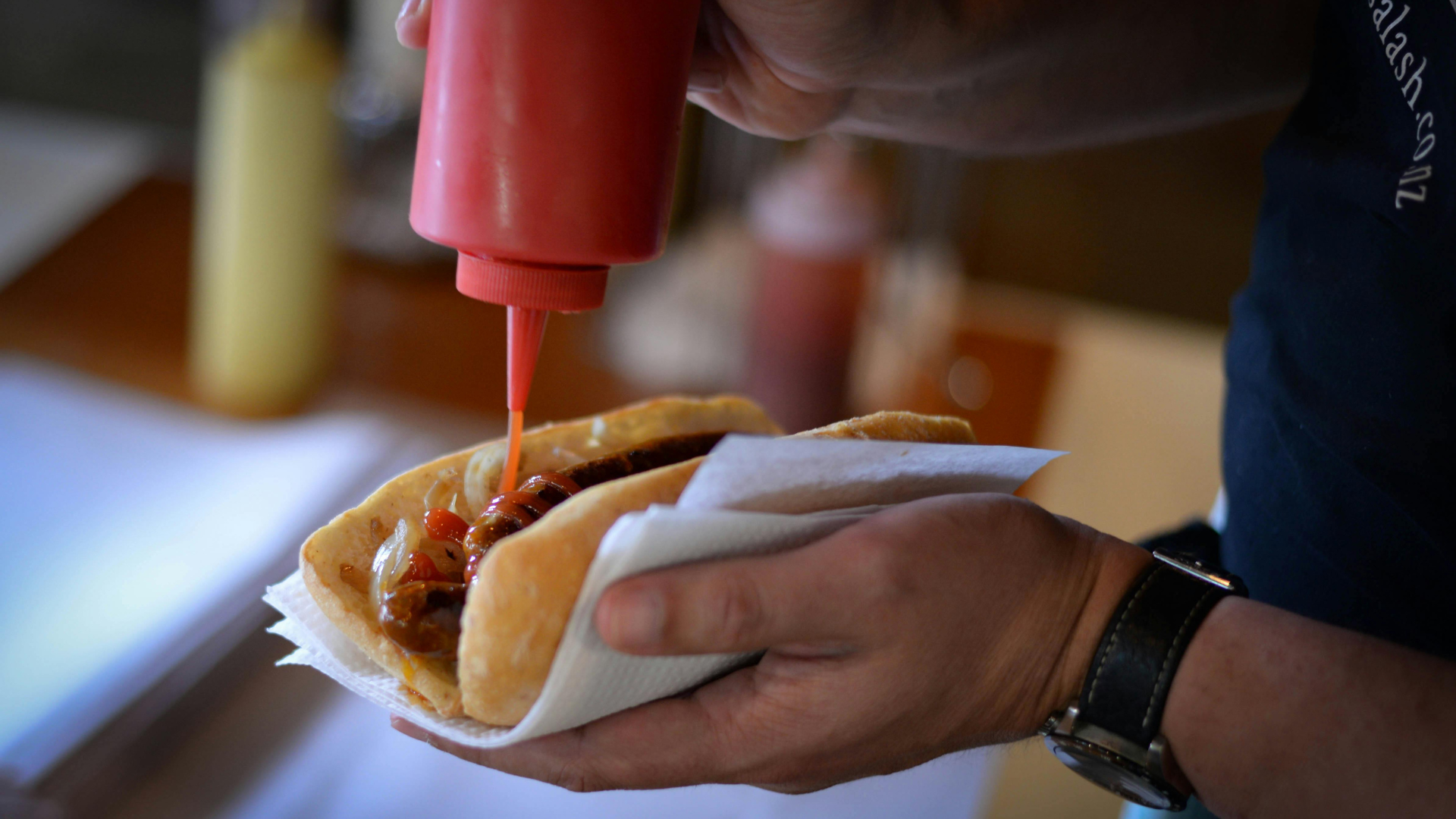 Truque simples dos profissionais ensina a fazer um cachorro-quente de chef. Crédito: Canva