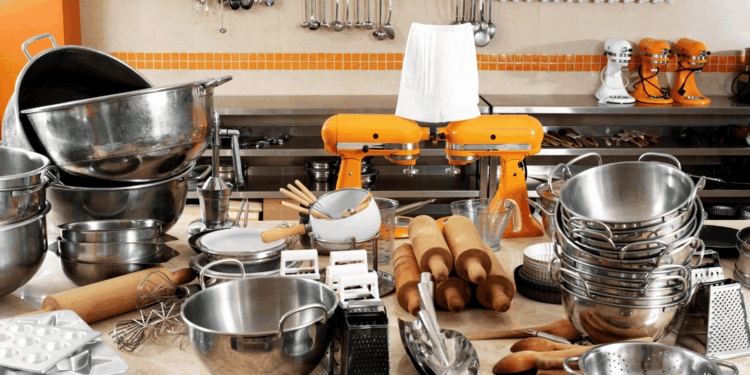 Utensílios de cozinha essenciais. Crédito: Canva