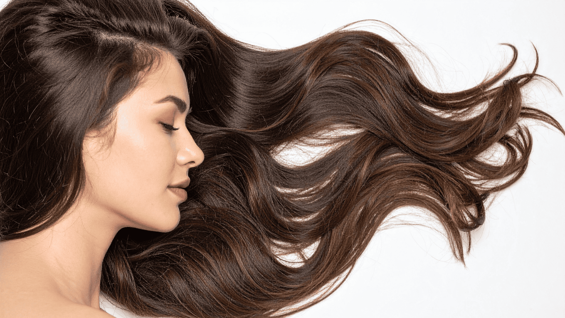 Veja as formas certas de usar óleo de cabelo para transformar a saúde dos seus fios. Crédito: Canva