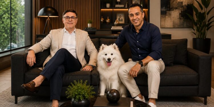 Da esquerda para a direita: Dr. Alexandre Casciano, a cadela Aisha e o adestrador Glauco Lima, que teve a conta recuperada graças à ação judicial. Foto: Divulgação.