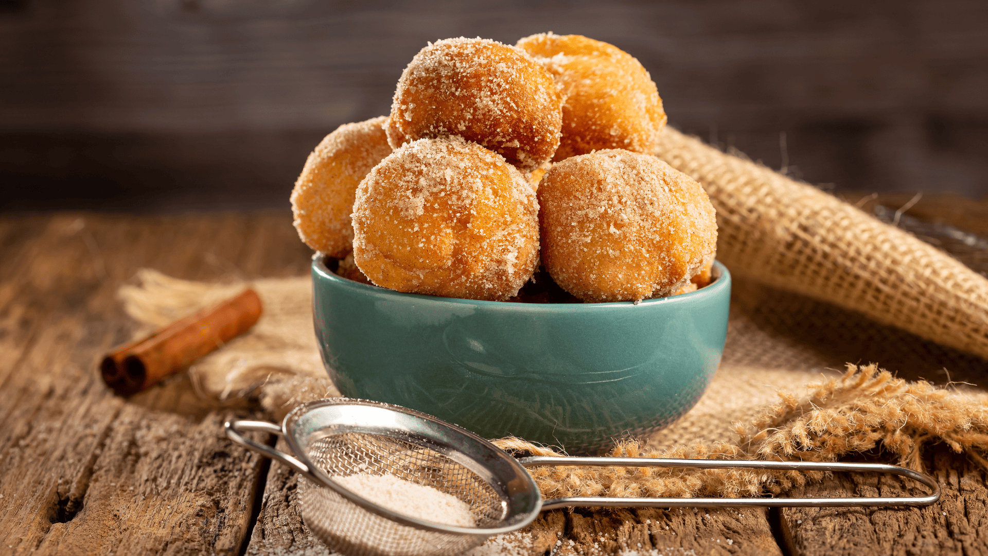 O passo a passo perfeito para um bolinho de chuva fofinho por dentro e sequinho por fora