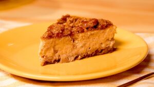 Cheesecake de maçã com farofa crocante surpreende na primeira colherada