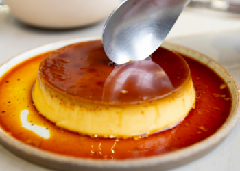 Como tirar cheiro de ovo do pudim. Crédito: Canva