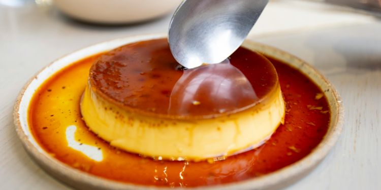 Como tirar cheiro de ovo do pudim. Crédito: Canva