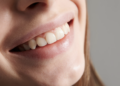 Por que seus dentes estão amarelados? Foto: Magnific