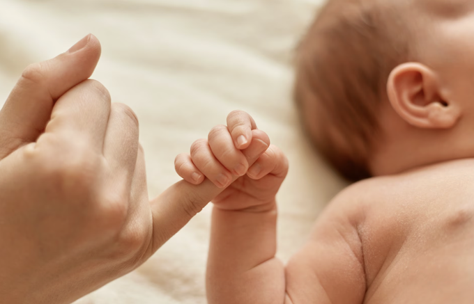 Como detectar doenças graves em recém-nascidos? Foto: Magnific