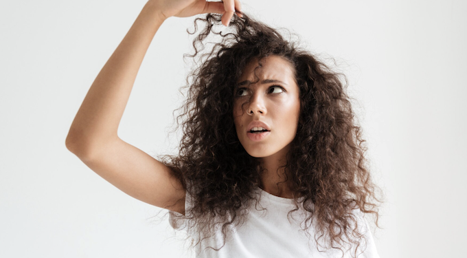 Aprenda a combater o frizz no frio. Foto: Magnific