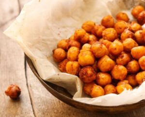 Adeus, salgadinho de pacote! Aprenda a fazer o petisco de grão-de-bico que é crocante e rico em proteína