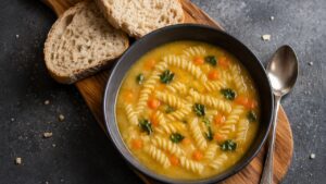 Sopa minestrone é a receita italiana perfeita para deixar o inverno mais gostoso