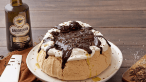 Aprenda a fazer uma pavlova de chocolate e flor de sal que rende elogios na mesa