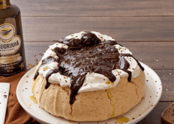 Pavlova de chocolate e flor de sal. Crédito: DIvulgação