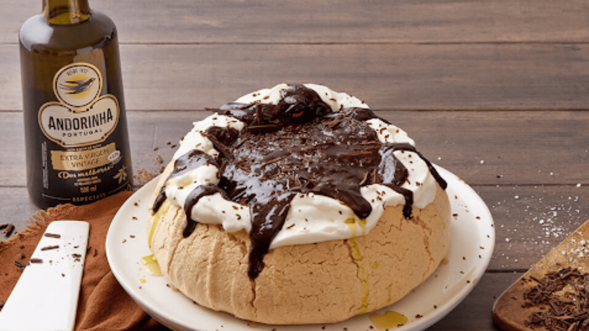 Aprenda a fazer uma pavlova de chocolate e flor de sal que rende elogios na mesa