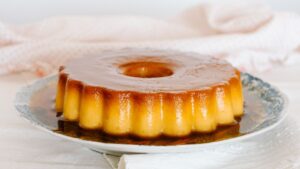 Pudim de pão aproveita sobras e vira sobremesa cremosa que derrete na boca