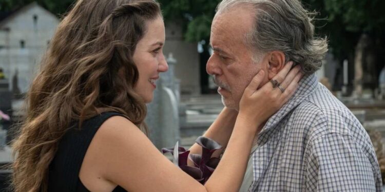 Francesca (Nathalia Dill) e Otoniel (Tony Ramos) em Quem Ama Cuida - Crédito: Reprodução/Globo