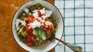 Salada de macarrão com pesto e atum é o prato prático que faltava no seu menu