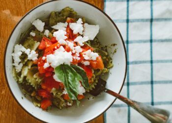 Salada de macarrão com pesto