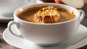 Receita de sopa de cebola francesa traz sabor intenso e preparo simples
