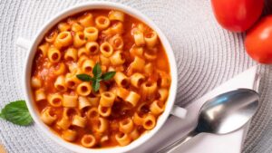 Sopa de macarrão cremosa com tomates assados e ervas frescas